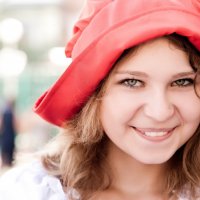 Юлька - красная шапка :) :: Оксана Карауш
