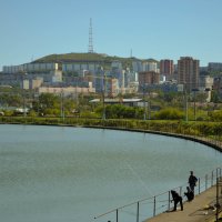 Озеро в городе :: Алёна Меженькова