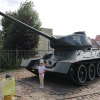 Девочка и танк. Танк Т-34 :: Людмила Жданова
