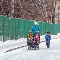 К папе дворнику на подмогу выдвинулась семья с лопатами :: Валерий Иванович