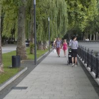 Пешеходы на набережной Салгира :: Валентин Семчишин