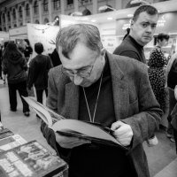 Люди на книжной выставке :: Сергей Золотавин