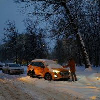 Снег - не самый большой любимчик автовладельцев :: Андрей Лукьянов