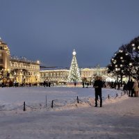 Новогоднее убранство сквера на Исаакиевской площади :: Стальбаум Юрий 