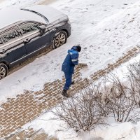 Праздник праздником, а тротуары надо от снега чистить :: Валерий Иванович