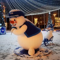 Снеговик и снеговитёнок на санках :: Татьяна Помогалова