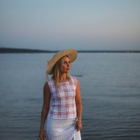 Прогулка по берегу в закат :: Люси Моисеенкова