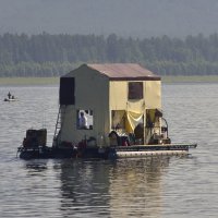 Домик на реке :: Сергей Шаврин