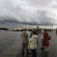 На Стрелке под облаками :: Александр Рябчиков