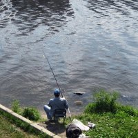 Рыбак на реке :: Мария Васильева