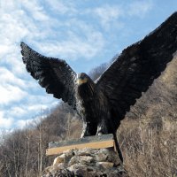 Скульптура орла в Алагирском ущелье недалеко от памятника Уастырджи :: Oleg S
