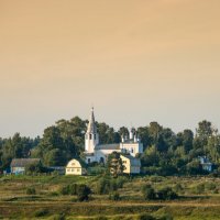 Белая церковь на берегу Волги :: Валерий Смирнов