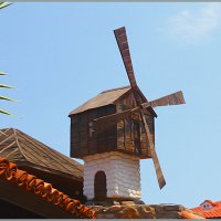 Ветряная мельница на крыше одноименного ресторана в Созополе (Болгария) :: Елена Belika