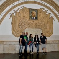 Туристы с портретом Ленина (станция метро Киевская 2018 г.) :: Татьяна 