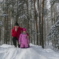 Алиса с дедом на горке :: Сергей Цветков