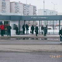 Народ ждёт автобус, на дачу или работу. :: Игорь Солдаткин