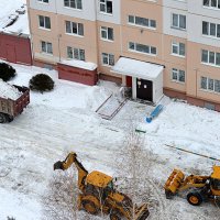Снегоборьба во дворах :: Татьяна Лютаева
