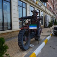Дербент, Памятник мотоциклисту. :: Пётр Чернега