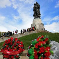 ДЕНЬ ПОБЕДЫ в БЕРЛИНЕ Трептов парке 9 МАЯ «Я против этой войны» :: "The Natural World" Александер