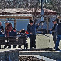 Май...Любители финской ходьбы в сквере Победы! :: Владимир 