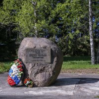 Памятный камень на территории музея :: Сергей Цветков
