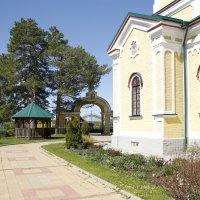 В подворье монастыря :: Евгений Шафер