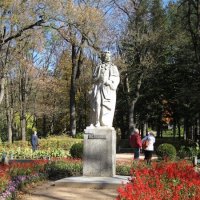 Памятник А.С.Пушкину в парке Кисловодска :: Galina Solovova