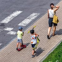 Любишь кататься - люби и самокат носить :: Валерий Иванович