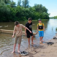 Ну что, пацаны, вода кажись прогрелась, можно купаться! :: Андрей Заломленков