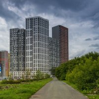 Фото.25.07.2024.Екатеринбург.Тучи над городом. Высотка на перекрёстке Фучика - 8-е Марта :: Михаил Пименов