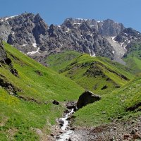 ДОЛИНА БАДАКСАЯ, большой камень. :: Виктор Осипчук