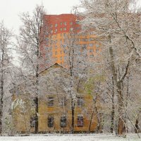 Контрасты городских домов :: Андрей Снегерёв