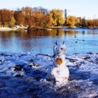 Первый снег и первый СНЕГОВИК. :: Виктор Никитенко