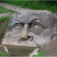 Каменная голова в парке Сергиевка :: Галина (Stela) Кожемяченко