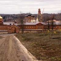 Вид на монастырь :: Андрей Мичурин