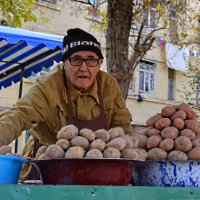 «Продавец картошки» :: Александр NIK-UZ