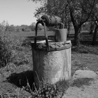 старый колодец с чистой живой водой :: Александра 