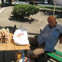 Буэнос-Айрес(Этот господин продает семена  для  людей, которые  кормят  птиц.) :: Светлана 