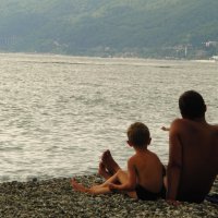 Папа и сын смотрят на море :: Галина Козырева