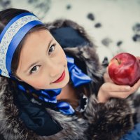Девочка с яблоком :: Яна Ковшова