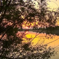Закат на озере :: Эдуард Робатень