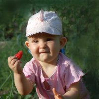 Мам,я нашла ягодку!!! :: Вероника Любимова