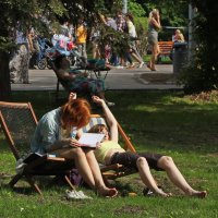 Отдыхающие в парке. :: Евгений Поляков