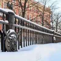 Ограда Инженерного замка в снегу :: Valerii Ivanov