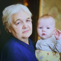 Бабушка и внучка :: Виталий Шулепов