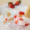 Клубничное мороженное в вафельном рожке на вязанной салфетке :: Ольга Дударева