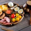 Завтрак на деревянной тарелке :: Александр Синдерёв