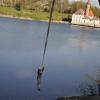 Мальчик раскачивается на веревке над  Черным озером в Приоратском парке :: Галина Бельченко