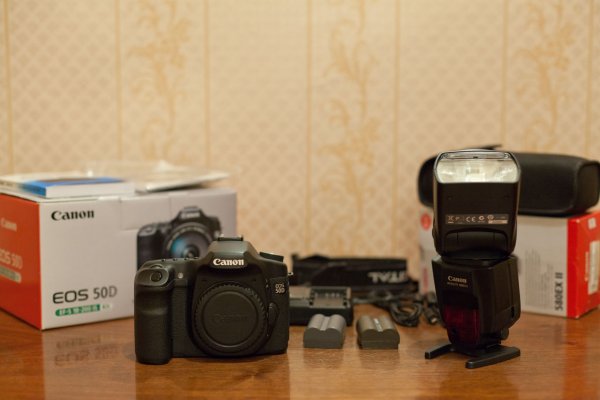 Продам в Петербурге фотовспышку и фотокамеру Canon: