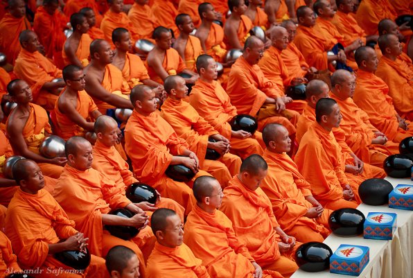 Массовое подаяние монахам в Бангкоке